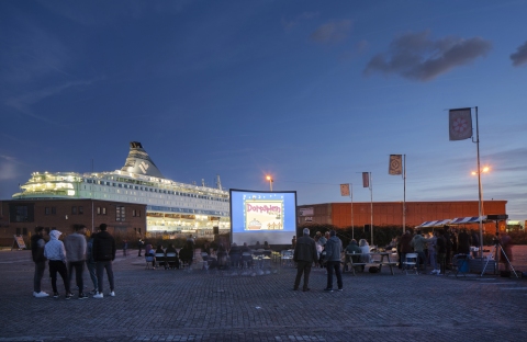 Openluchtbioscoop MarconiDorpsplein.